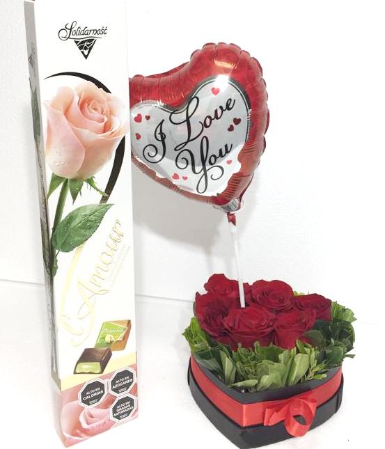 Caja corazn con 6 Rosas ms Bombones 116 Grs y Globito